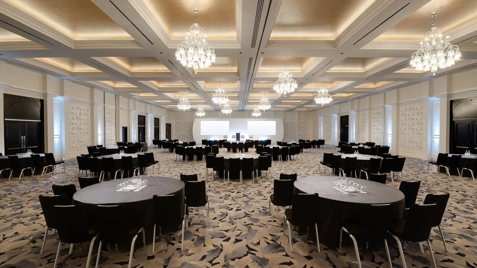Karpet Wall to Wall Elegant Terpasang di Ballroom Hotel Bintang 5 Modern Karpet Wall to Wall Elegant Terpasang di Ballroom Hotel Bintang 5 Modern